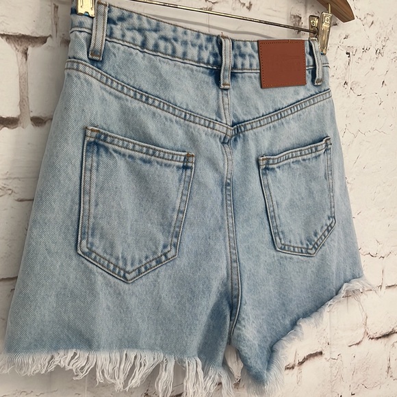 Princess Polly Light Denim Cut Offs, Size 2 - Picture 5 of 10